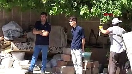 Yoldaki çatlaklardan çıkan duman panik yarattı