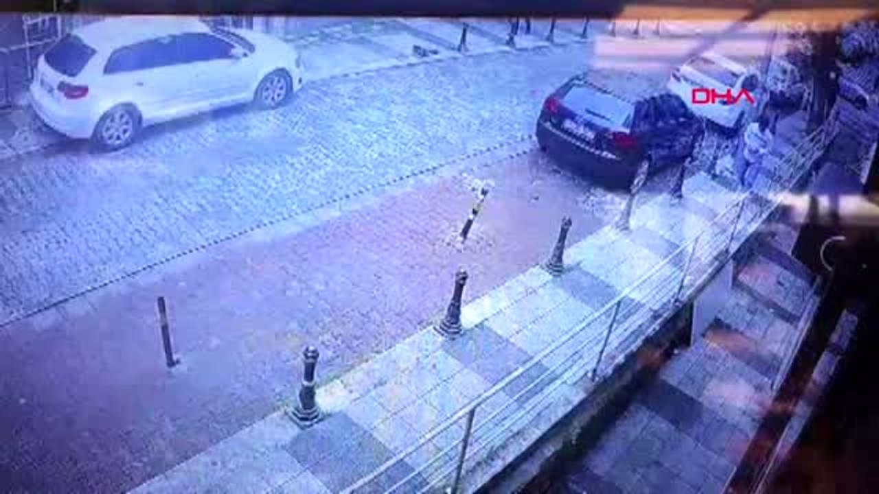 İSTANBUL-KADIKÖY'DE SUÇ ORTAKLARINDAN PARA ÇALAN HIRSIZ KAMERADA