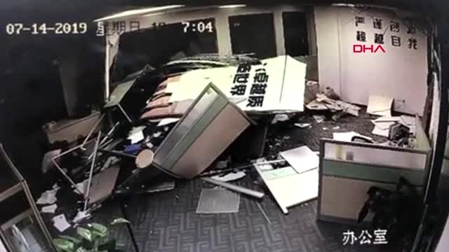 DHA DIŞ- Fren yerine gaza basan kadın sürücü ofise daldı