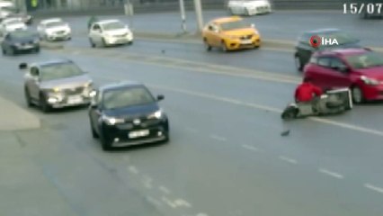 E-5'te motosiklet sürücüsüne çarpıp böyle kaçtı... Sürücü yerde metrelerce sürüklendi