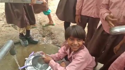 Video: स्कूल के टीचर बच्चों से धुलवा रहे अपने जूठे बर्तन, बच्चे बोले- झाड़ू भी लगवाते हैं