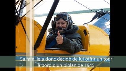 Edmonde Campal, 83 ans, vient d'effectuer un vol dans un biplan de 1945 à l'aérodrome Dijon-Darois