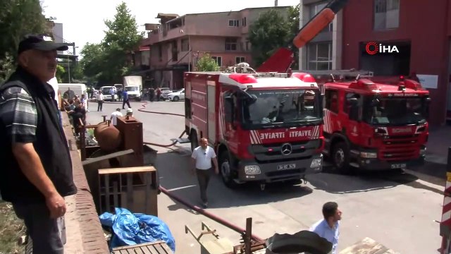Başakşehir İkitelli Pik Dökümcüler Sanayi Sitesi'nde bulunan bir imalathanenin depo bölümünde yangın çıktı. Yangına çok sayıda itfaiye ekibi müdahale ediyor