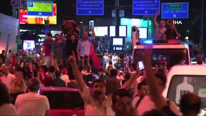15 Temmuz darbe girişiminde Atatürk Havalimanı'nı işgal davasında 10 sanığa ağırlaştırılmış müebbet, 43 kişiye müebbet hapis cezası verildi.