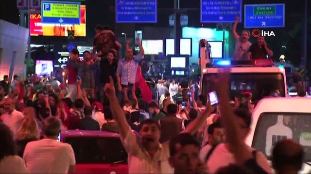 15 Temmuz darbe girişiminde Atatürk Havalimanı'nı işgal davasında 10 sanığa ağırlaştırılmış müebbet, 43 kişiye müebbet hapis cezası verildi.