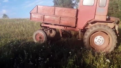 Un tracteur vient aider une voiture embourbée dans un champ mais ça finit mal