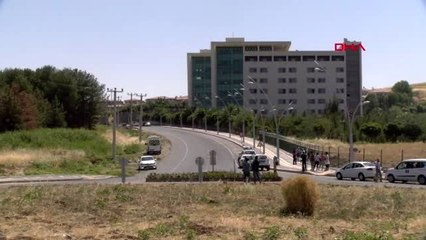 DİYARBAKIR HDP'Lİ BELEDİYENİN, VALİLİĞİN RET KARARINA RAĞMEN ASTIĞI TABELA SÖKÜLDÜ