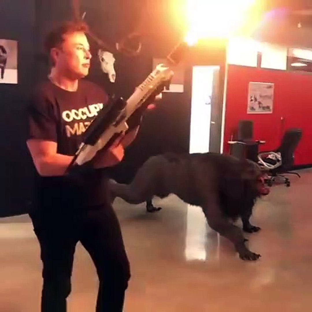 Elon Musk joue avec son lance-flammes