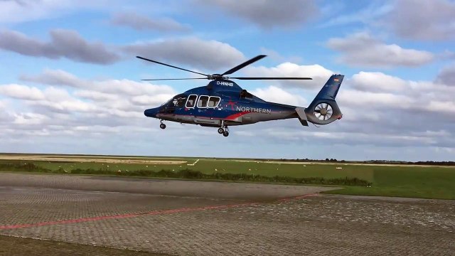 Un hélicoptère décolle avec ses pales immobiles