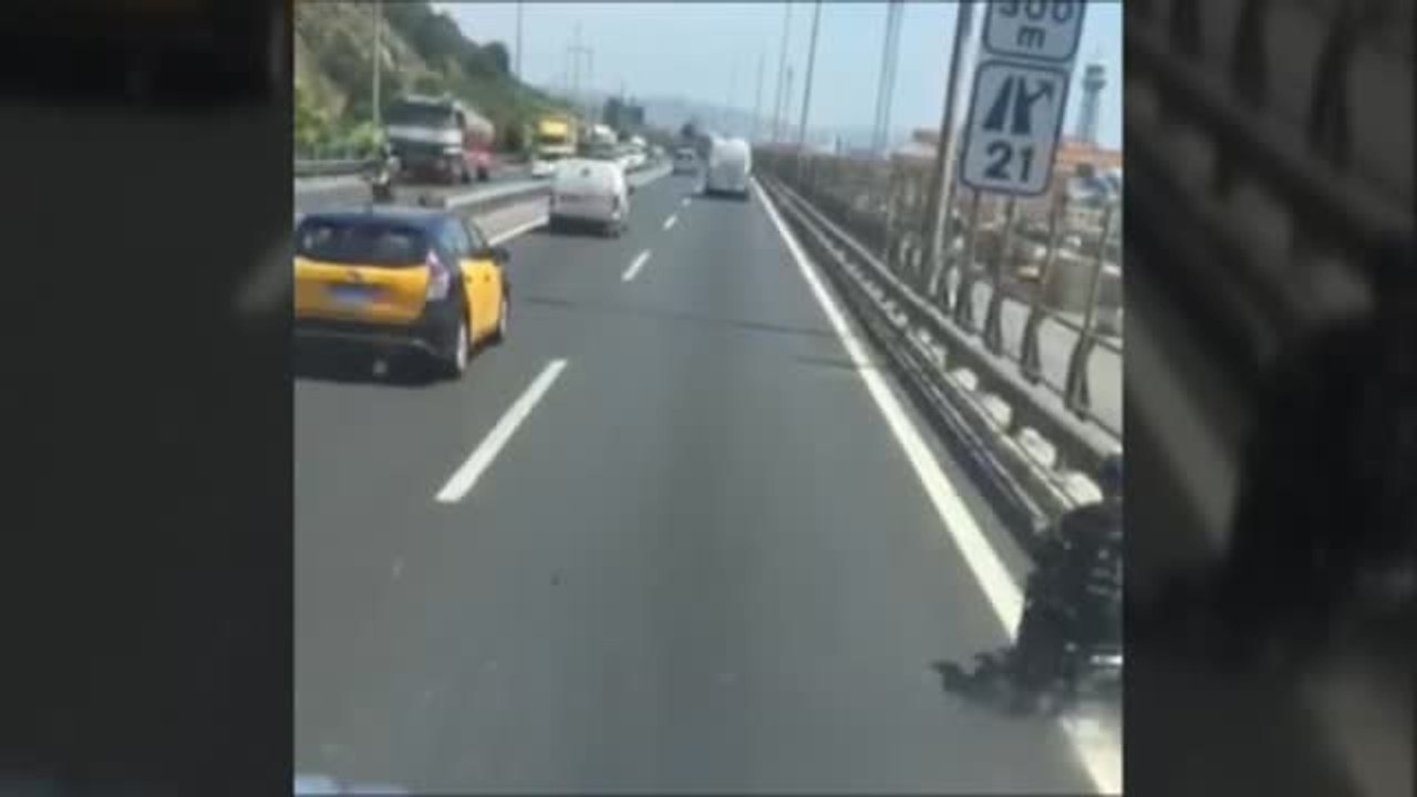Iba en busca de su pensión y acabó en la Ronda Litoral de Barcelona con su silla de ruedas