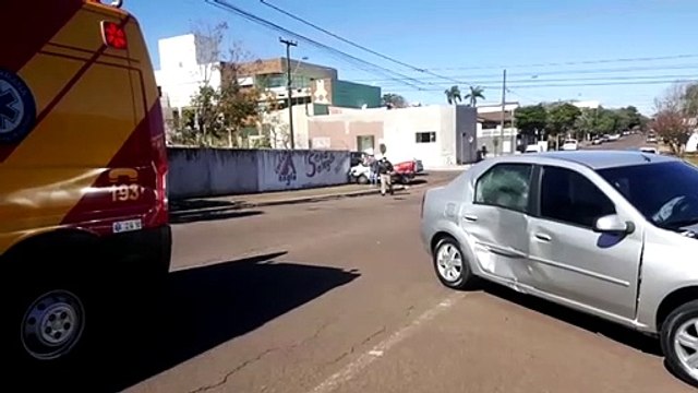 Carros se envolvem em forte batida no Bairro Parque São Paulo