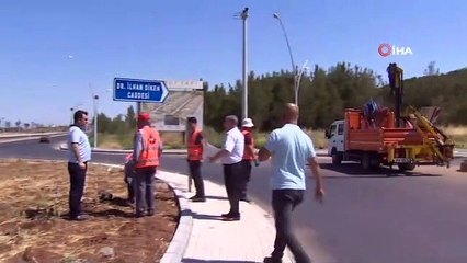 Belediye değiştirdi, valilik söktü, eski tabela yeniden yerleştirildi