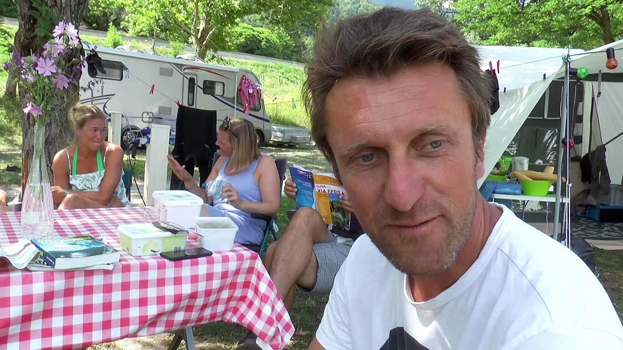 Hautes-Alpes : la vie de camping au bord du lac de Serre-Ponçon