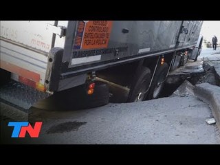 Un camión se hundió en plena calle