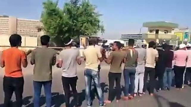 جانب من اعتصام خريجي #الهندسة_الكيمياوي وقد تم #قطع_الشارع من قبل المعتصمين ليرى الناس مدى الظلم الذي تعيشة هذه الشريحة من الخريجين