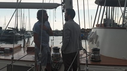 Òscar Camps y Roger Torrent se reúnen a bordo del 'Astral' en el puerto de Badalona