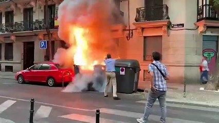 Individuos aún por identificar han quemado varios contenedores situados cerca de la sede de VOX.