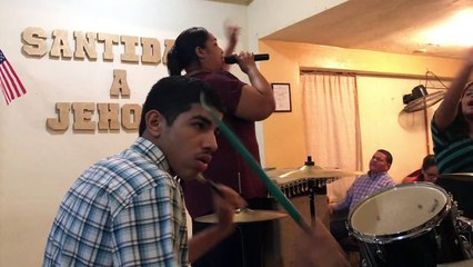 Agrupacion Alfa Y Omega-Edna Rivera Cantando El Coro: “Aunque satana  No Quiera La Iglesia Tiene Poder”