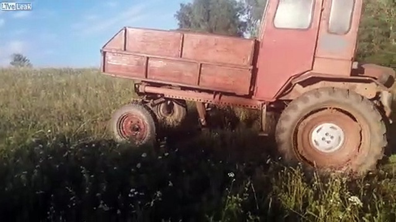 Remorquer une voiture avec un vieux tracteur... raté !