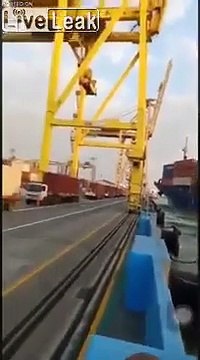 Ce cargo porte containeurs détruit la grue d'un port !