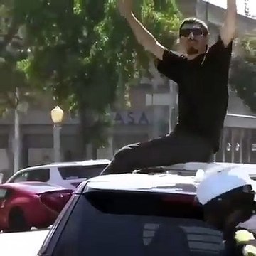 Il s'en prend à une voiture de police sous les yeux même des agents et se fait arrêter