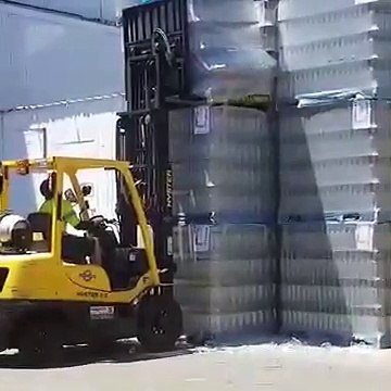 Ce conducteur de chariot élévateur va faire la boulette de la journée