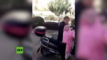 Cette maman attache son fils derrière le scooter pour le punir