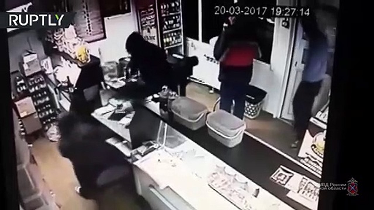 Neutraliser des braqueurs tout en buvant une bière... Facile