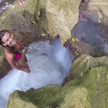 Regardez ces touristes plonger dans une cascade et disparaitre... Magique