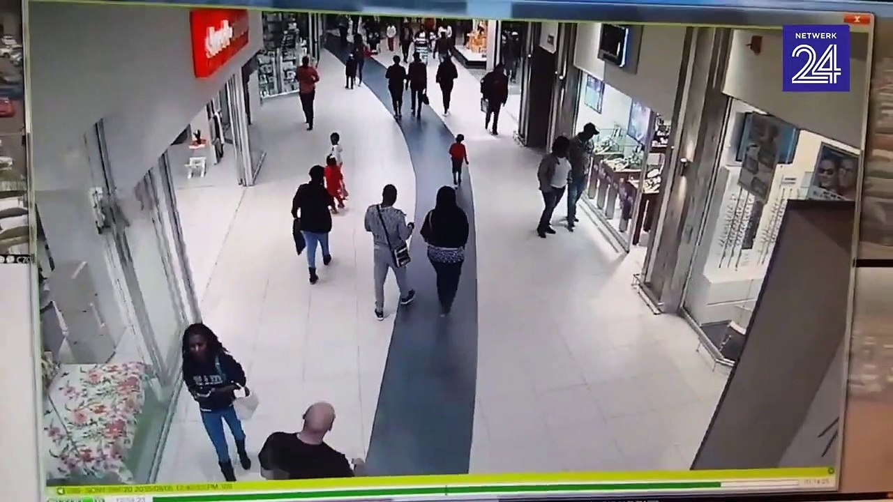Il neutralise un voleur dans un centre commerci...