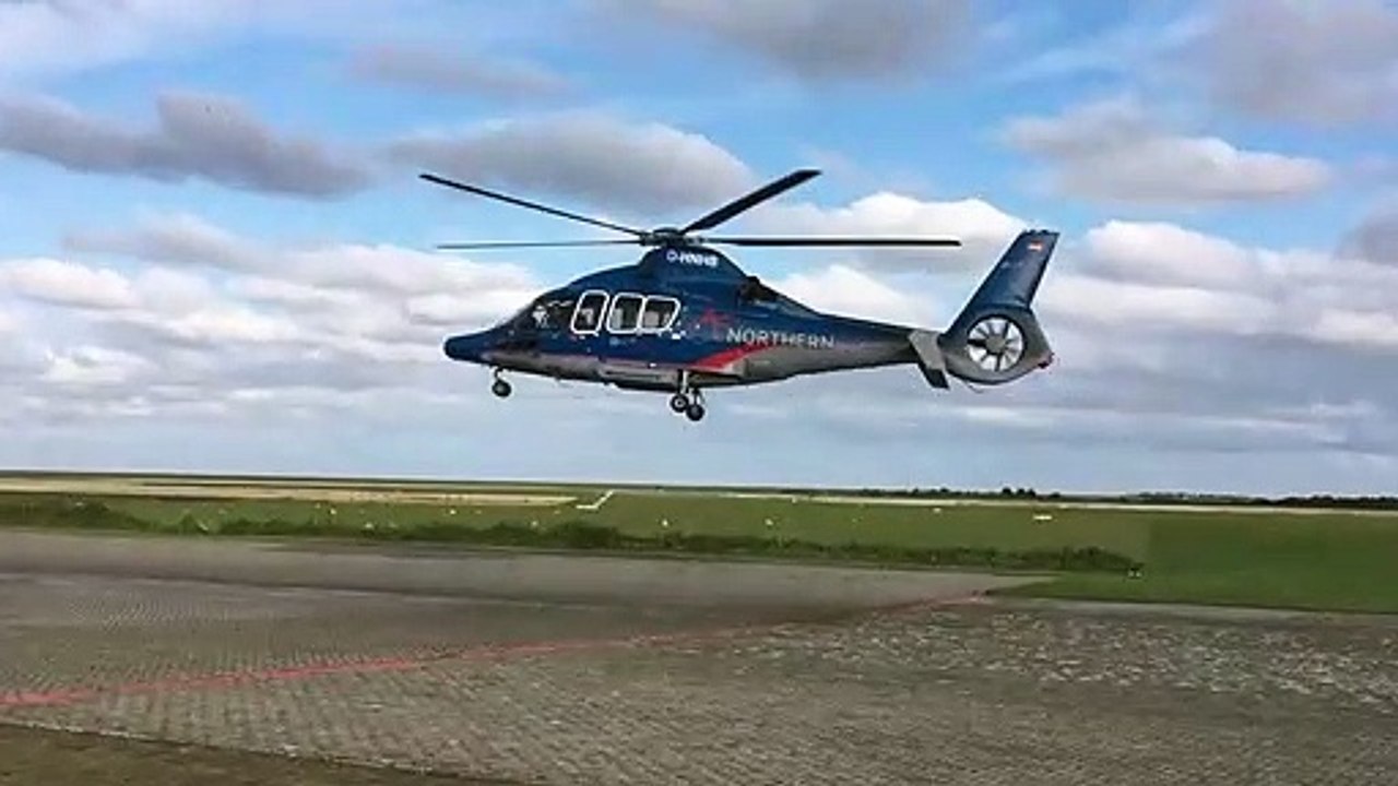 Les pales de cet hélicoptère en vol semblent être immobiles