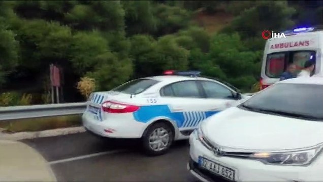 Isparta-Konya karayolu üzerinde 2 aracın çarpışması sonucu meydana gelen kazada ilk belirlemelere göre 3 kişi öldü, 1 kişi yaralandı.