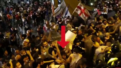 - Gürcistan'ta protestocuların polise saldırdığı anlar kamerada- Gürcistan, parlamento binası önünde yapılan protestolara ait görüntüleri paylaştı