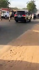 Comment Macky Sall a été extirpé de sa limousine en feu