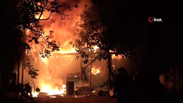 Samanlık ve ahır alev alev böyle yandı... Yangında 5 büyükbaş hayvan telef oldu