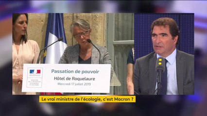 "On voit bien la difficulté qu'ont les ministres à pouvoir exister, tout étant hyper concentré à l'Élysée", juge le député Les Républicains Christian Jacob