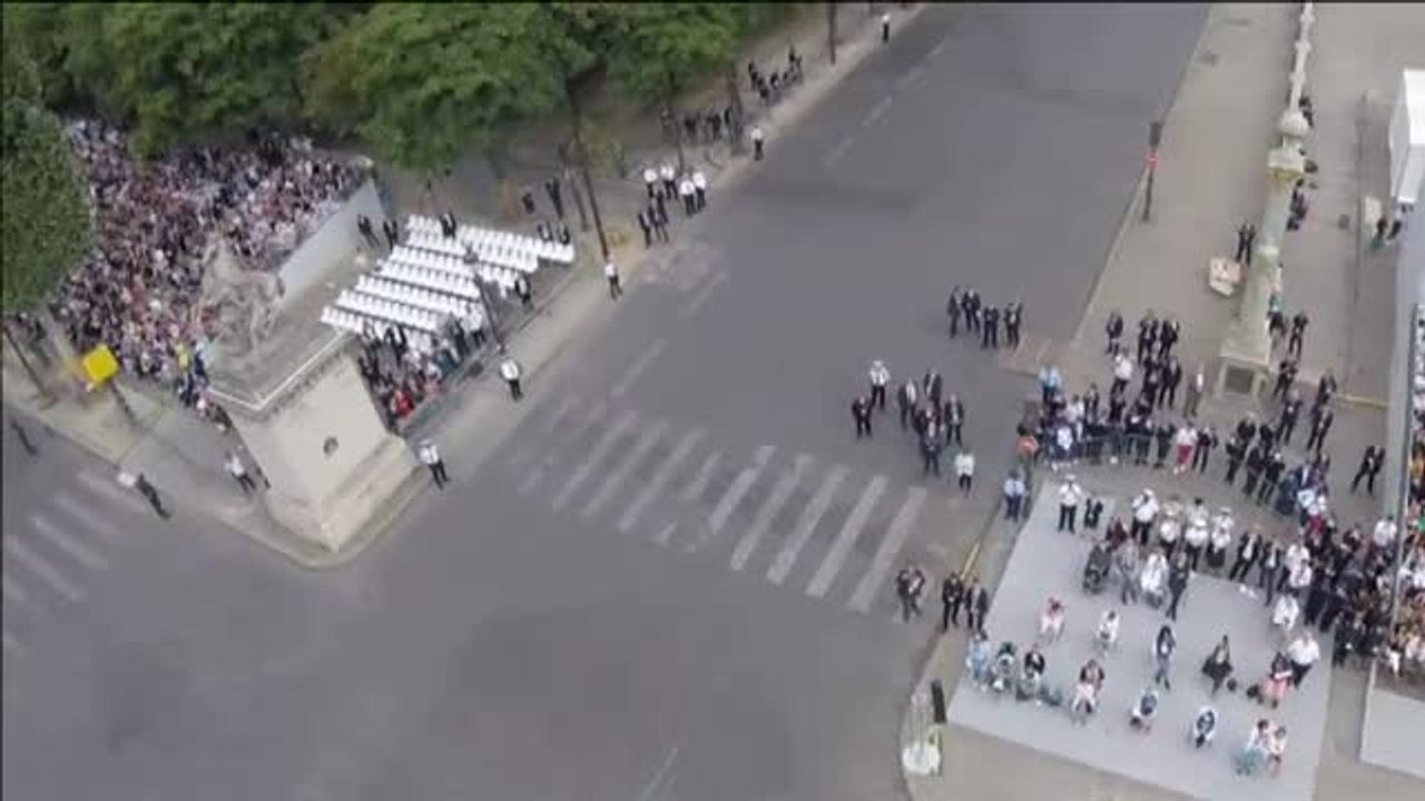 El 'Soldado volador' graba desde el aire el desfile de la Fiesta Nacional de Francia