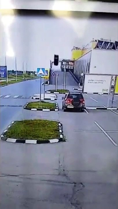 Décollage d'une voiture du haut d'un parking !
