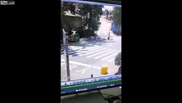 Miraculé il échappe à un camion en traversant la route