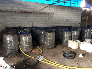 Polis, 27 varilin içinde 5 bin 400 litre sahte içki ele geçirdi