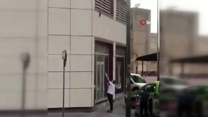 Binanın 2. katından düşen kediyi havada böyle yakaladı
