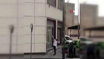 2. kattan düşen kediyi havada yakaladı