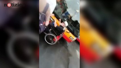 Bus senza pedana, prete in carrozzina lo blocca: «Rispettateci» | nOTIZIE.IT