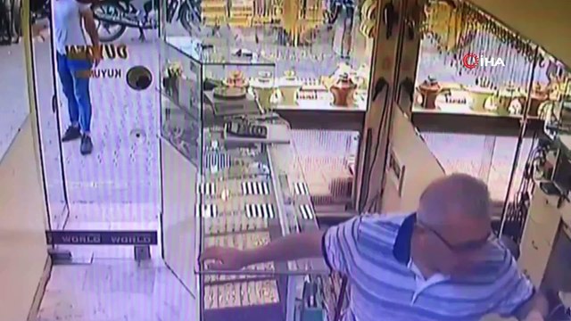 Hırsızın rahat tavırları pes dedirtti...Hırsızlık anı kamerada