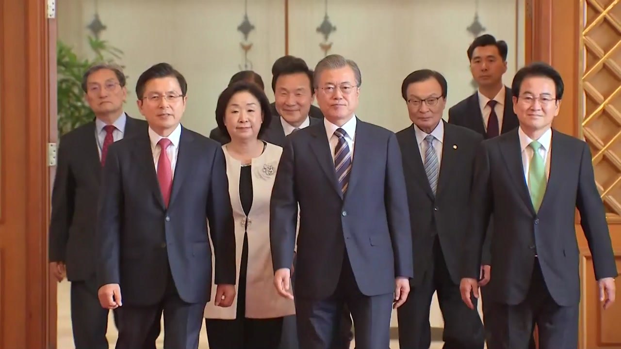 문 대통령 "초당적 협력 당부"...여야 대표 "日 조치 철회해야" / YTN