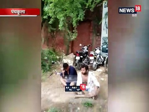 नशे में धुत युवकों की युवतियों ने की चप्पलों से धुनाई, वीडियो वायरल
