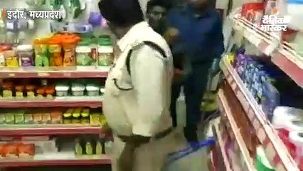 स्टोर में चोरी के लिए घुसा युवक, चोरी से पहले नहा रहा था, पुलिस ने किया गिरफ्तार