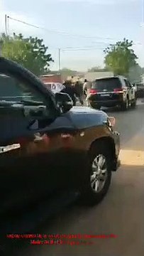 Sénégal : la voiture de Macky Sall prend feu en pleine circulation…