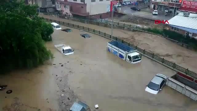 DÜZCE Otomobiller sel sularında sürüklendi