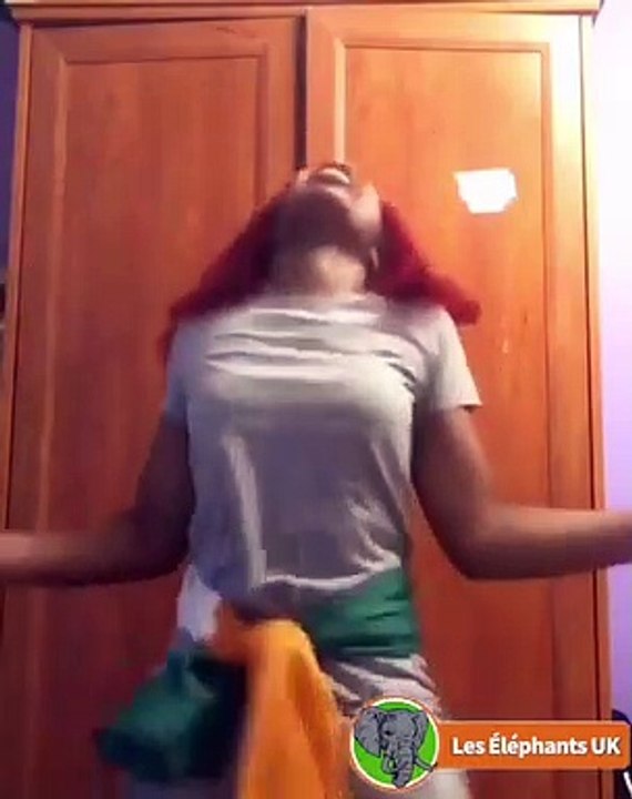 Cette jeune femme passe en revue tout les hits ivoiriens en les dansant. Admirez !